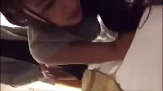 Garota asiática faz  ...