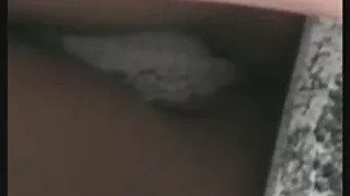 Garota de cabelos pr ...