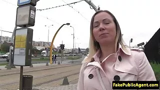 Garota de cabelos cl ...